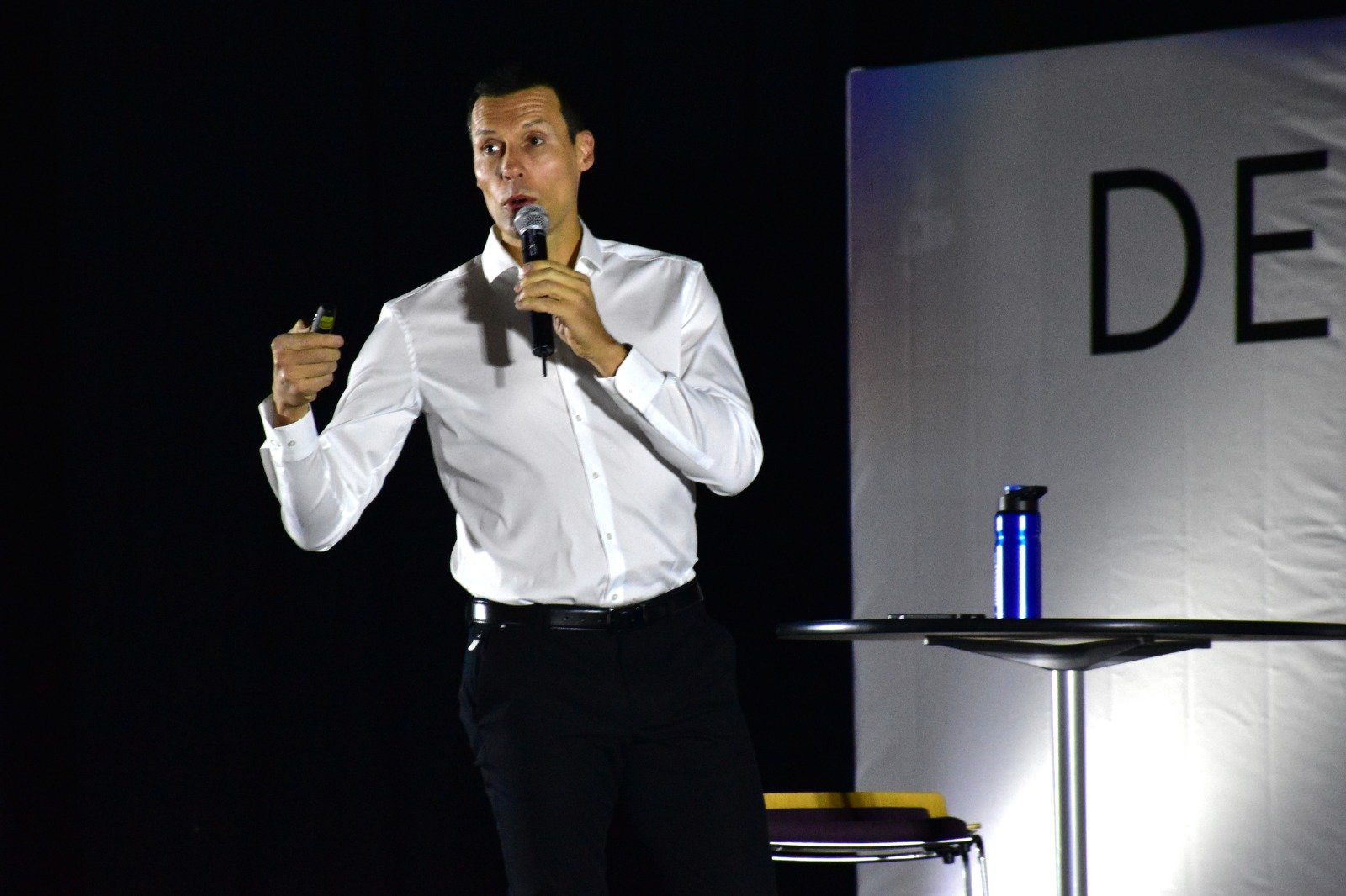 DIF: El evento tuvo como conferencista principal al ex deportista profesional Ismael Santos.