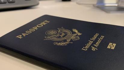 Demanda del pasaporte americano por vacaciones en la oficina del condado