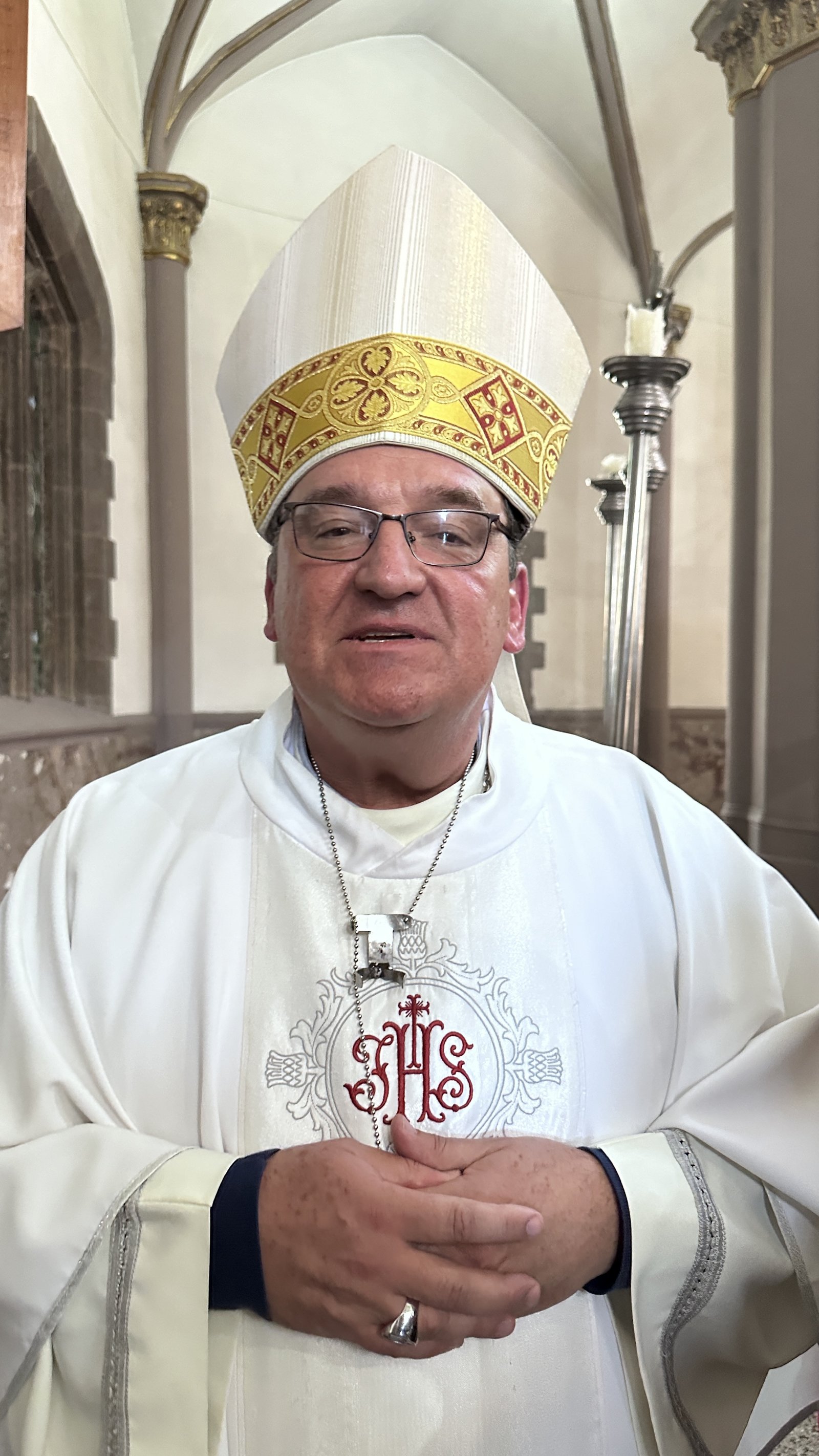 Catedral de Saltillo : El obispo planea llevar un libro sobre la Catedral de Saltillo como regalo.