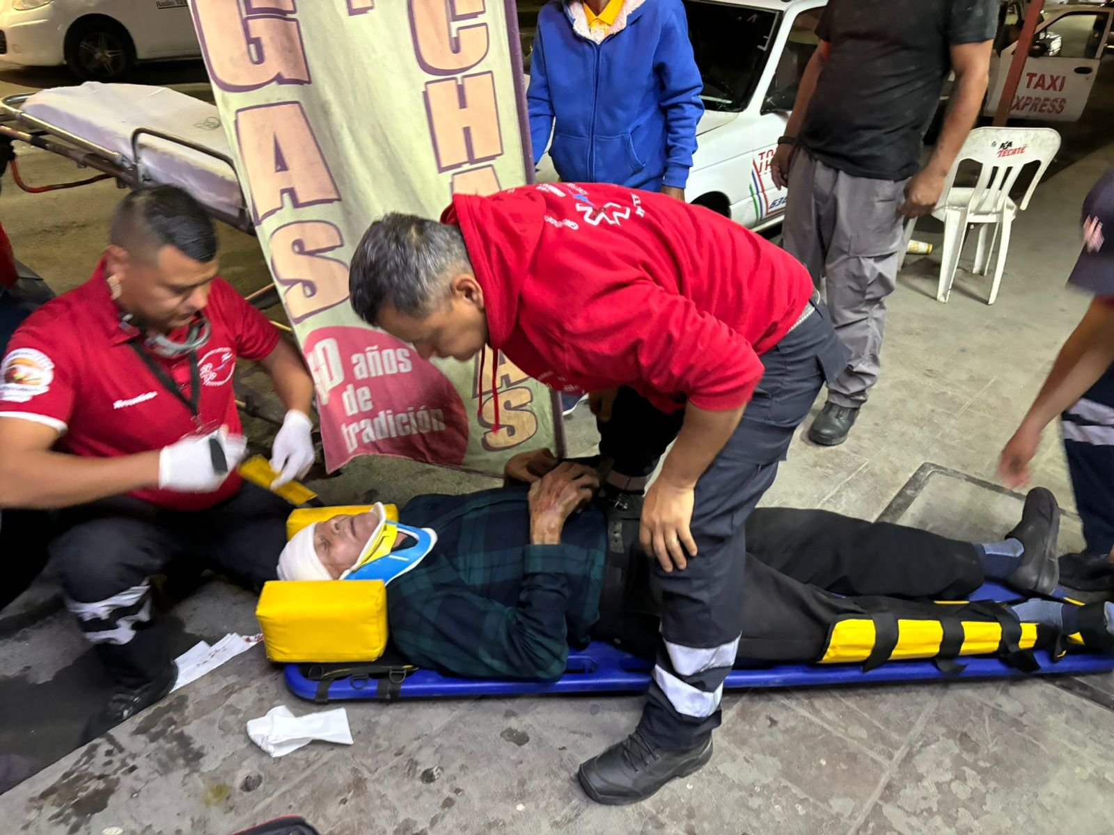 Policiaca : Testigos reportan que fue empujado, cayendo y sufriendo heridas en la cabeza.
