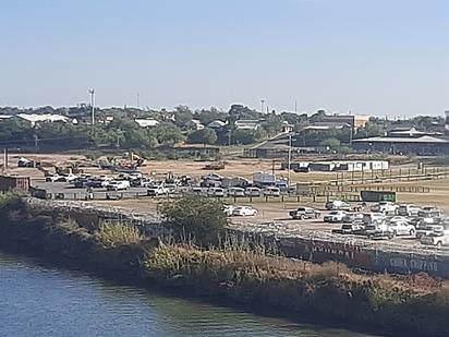 Texas extenderá alambrada de púas y boyas en el río
