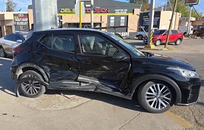 Choque entre dos vehículos en Piedras Negras deja daños materiales