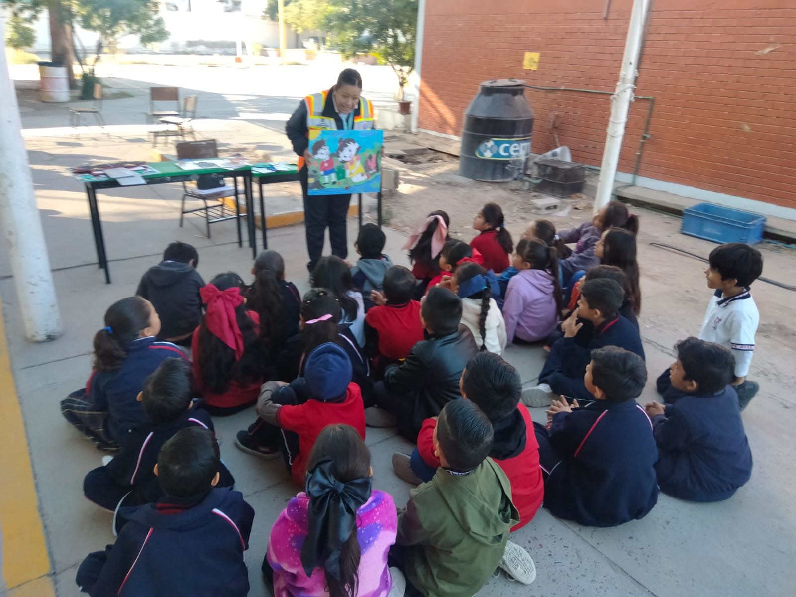 Programas sociales: La iniciativa incluye actividades educativas y equipamiento para promover la sostenibilidad dentro de las comunidades escolares.