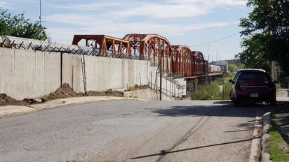 Amurallado Puente II impide paso peatonal con barda y portón