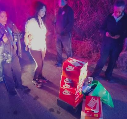 Fardera cae con pares de calzado en el Mall; cuatro de sus compinches logran escapar    