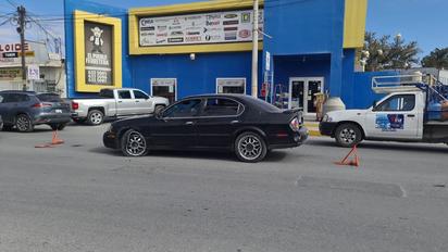 Se impactan dos automóviles en el sector El Pueblo