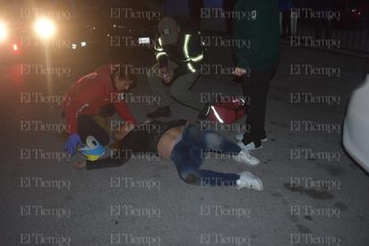 Avientan a mujer de vehículo en movimiento cerca de la clínica 7