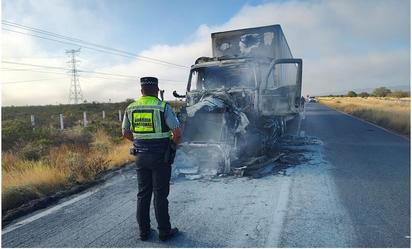 Se incendia tractocamión en carretera federal 54, en Zacatecas