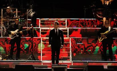 Luis Miguel ilumina el Estadio GNP; convierte recinto en disco con luces de colores