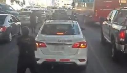 Persecución por auto robado termina en balacera en Guadalajara