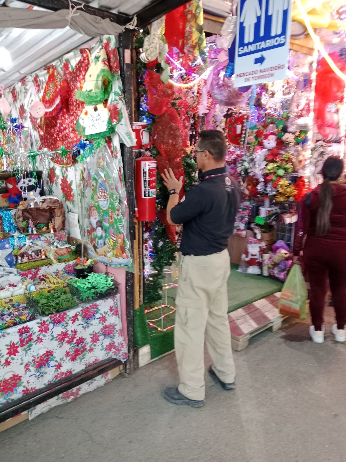 Mercadito Navideño: Comerciantes deben tener extintores y pasillos libres
