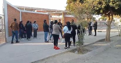 Padres de familia protestan en escuela contra maestra agresiva en Torreón