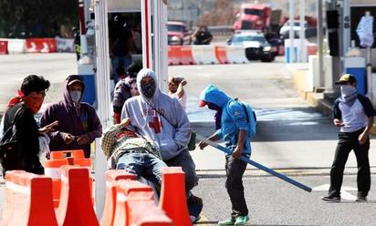 Normalistas de Ayotzinapa bloquean Autopista del Sol; lanzan petardos y toman 3 vehículos