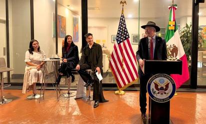Ken Salazar expone el arte chicano en su residencia