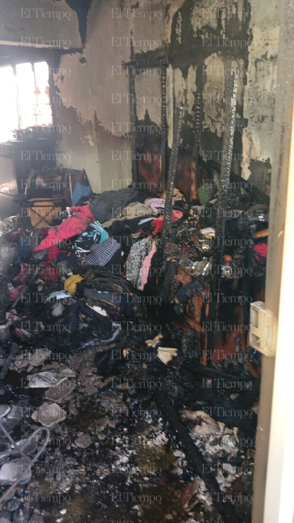policiaca: Bomberos voluntarios acudieron en auxilio de la familia.