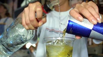 Las bebidas energéticas y alcohol  en las posadas es la nueva moda
