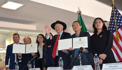 Ken Salazar afirma que la relación entre México y EEUU es como 'una familia'