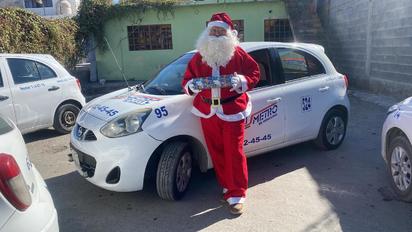 Taxista se viste de Santa Claus y recorre Monclova 