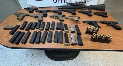 Decomisan 13 armas, cargadores y municiones en el Puente Dos