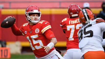 Chiefs vs Browns: Patrick Mahomes deberá escapar de Myles Garrett