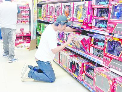 Los padres de familia adquieren deudas por regalos de Navidad