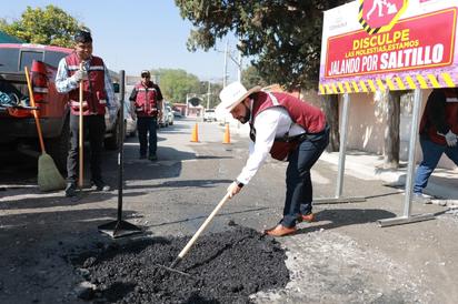  Diputado Alberto Hurtado inicia programa para tapar baches