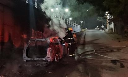Matan a un hombre e incendian un vehículo en Culiacán