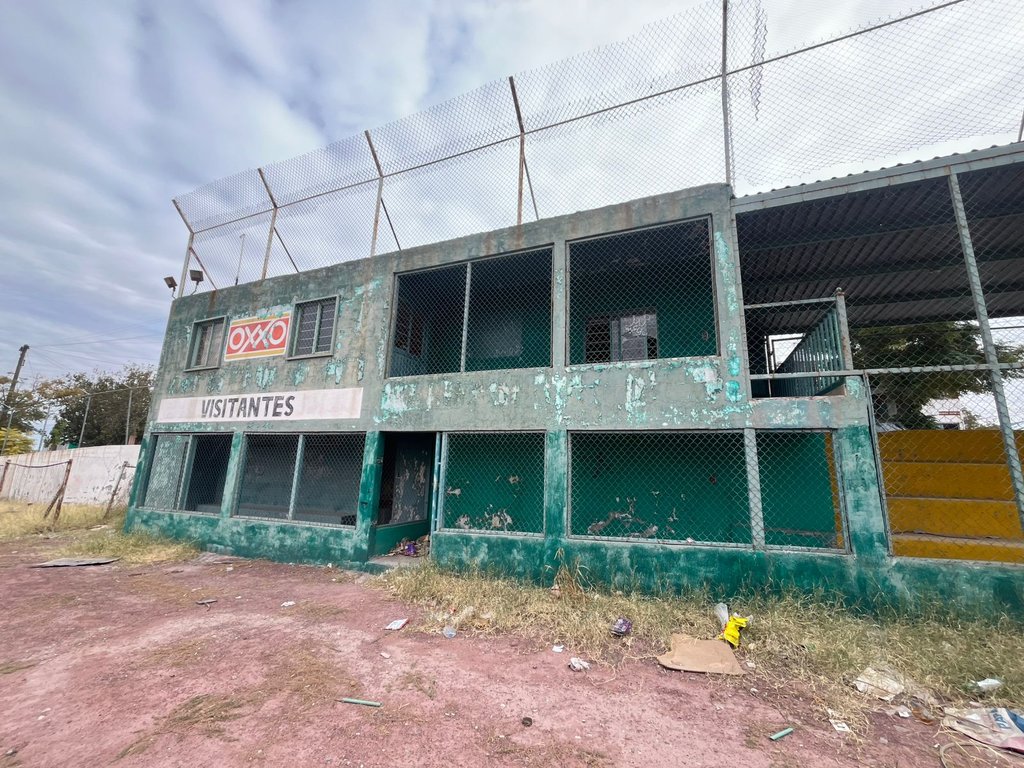 Sociedad: Al ser un lugar sin vigilancia, permite que cualquiera pueda ingresar.