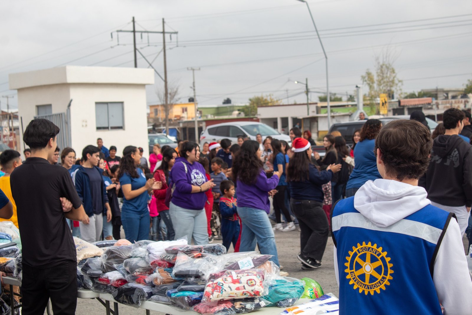 brigada: Se recolectaron ropa y alimentos desde noviembre, beneficiando a más de 100 niños con el apoyo de patrocinadores.

