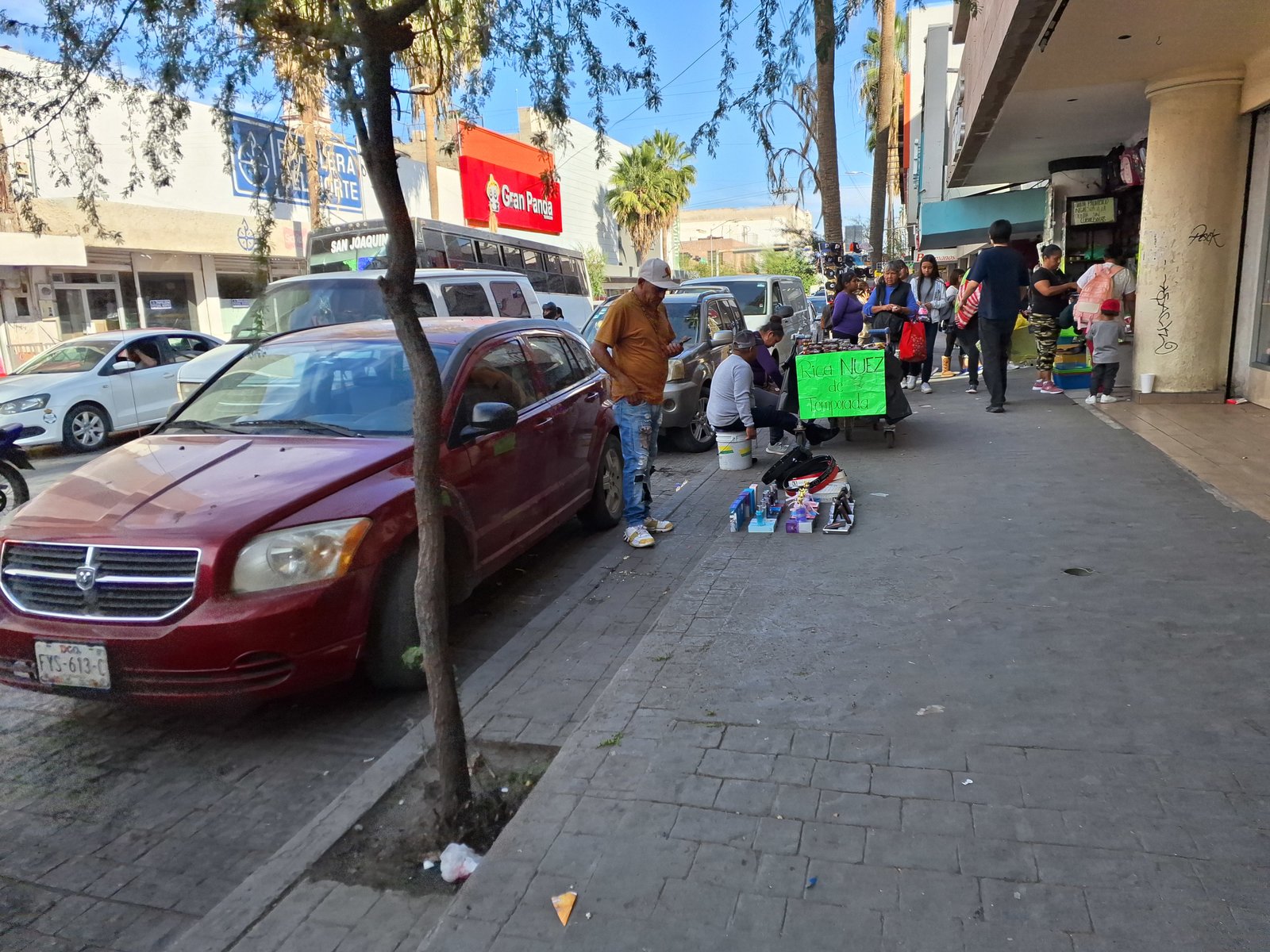 paisanos : Servicios de grúa, cambio de llantas y ayuda mecánica disponible.