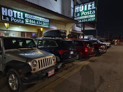 Paisanos llenan hoteles a su paso
