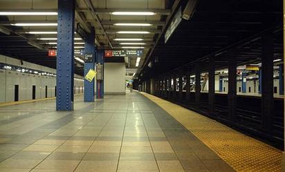 Policía de Nueva York investiga muerte de mujer hallada en llamas en vagón de Metro
