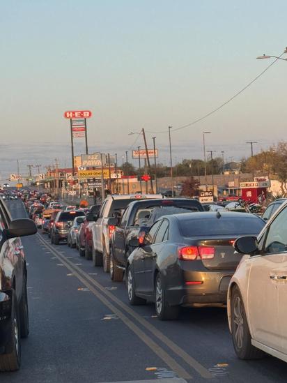 Registra cifra récord el cruce de paisanos por Eagle Pass 
