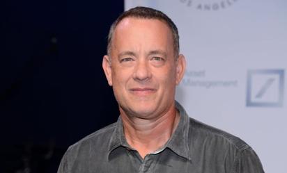 Salud de Tom Hanks preocupa por temblores en sus manos