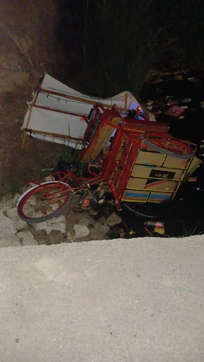 Ebrio vendedor ambulante cae a un arroyo