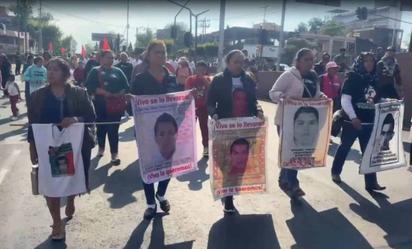 Padres de normalistas marchan a la Basílica de Guadalupe