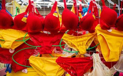Ciudadanos buscan ropa amarilla o roja para recibir el Año Nuevo