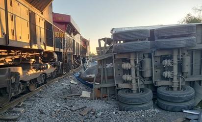 Tráiler se impacta contra tren en Guadalupe, Nuevo León
