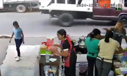 VIDEO: Captan momento en que mujer lanza aceite hirviendo a empleada de una fonda en Xalapa