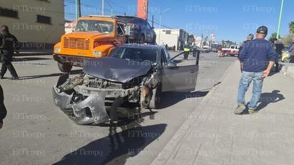 Mujer lesionada y cuantiosos daños tras choque en la Zona Centro de Frontera