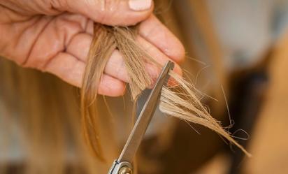 ¿Es bueno cortar las puntas abiertas del cabello?
