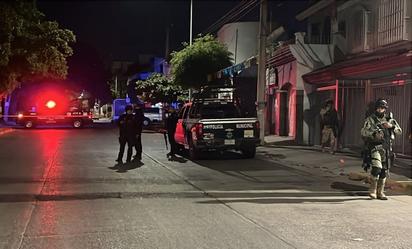 Localizan 2 cuerpos con cartulinas y balean restaurante de sushi en Sinaloa