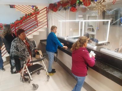 Largas filas para pago del predial en Piedras Negras 