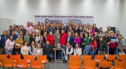 Alcalde Carlos Villarreal Pérez de festejo mientras trabaja