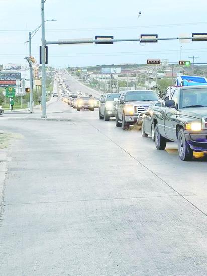 Los paisanos regresan a EE. UU. y generan largas filas en puentes 