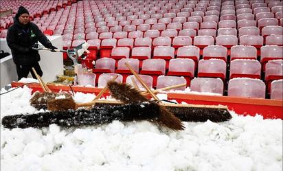 El partido Liverpool vs Manchester United se juega; la nieve no es impedimento