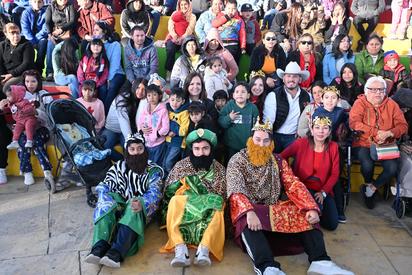 Sari Pérez comparte Rosca de Reyes con las familias fronterenses