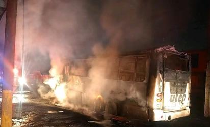Grupo armado incendia camión de pasajeros en Guanajuato; enfrentamiento deja 8 civiles muertos y 3 policías heridos