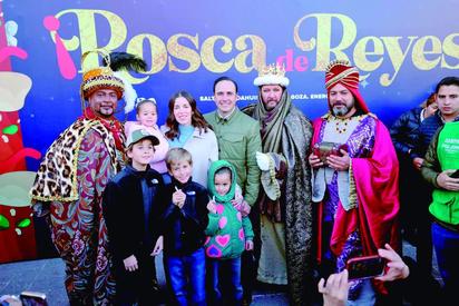 Manolo y Paola parten con cientos de familias la Rosca de Reyes