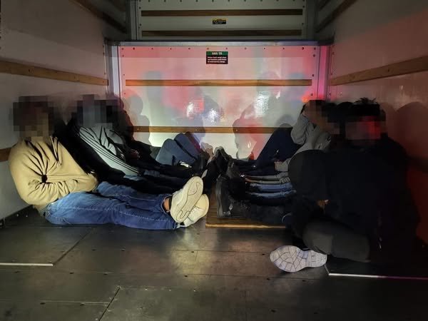 Sueño Americano: Agentes de la Patrulla Fronteriza realizaron una inspección en un filtro de detección en el sur de Texas.
